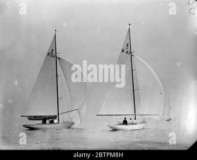 Vele di bilowing . Gli yacht gareggiano nelle prove olimpiche a Burnham su Crouch . I Giochi Olimpici che eliminavano le prove per yacht di sei metri , monotype e di classe stellare , tenuti sotto i sospetti del Royal Corinthian Yacht Club , si sono svolti a Burnham, in Crouch , Essex . Le gare si svolgono per scegliere i migliori rappresentanti tra quelli iscritti a Kiel nelle Olimpiadi di agosto. Foto spettacoli , vele billowing , Catherine (H 47) di proprietà di J D C Ewigg e H Ryan e Kyle (K 54) F S Spriggs in concorrenza nella classe dei sei metri. 13 maggio 1936 Foto Stock