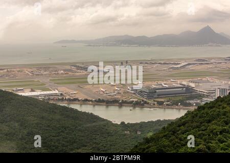 Hong Kong / Cina - 24 luglio 2015: Vista aerea dell'Aeroporto Internazionale di Hong Kong (Check Lap Kok International Airport), un importante pass regionale Foto Stock