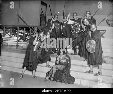 Salome attaccato ! . Prova di vestiista di spettacolo di Passione all'Albert Hall . Disegnata come il piu' grande spettacolo mai visto a Londra , ma la rappresentazione della Passione' King of Glory' , scritta da Mrs L M Shiner , moglie del vicario di Londra , e' in produzione presso l' Albert Hall , Londra . Oltre 1000 attori, cantanti e musicisti partecipano . La storia è intessuta intorno al vangelo , dall' ingresso di Cristo in Gerusalemme all' Ascensione . La Regina Maria è di vedere una rappresentazione . Spettacoli fotografici , Salome ( Miss Pamela Foster ) attaccato dai soldati romani delle Guardie gallesi durante le prove di vestiario . 12 febbraio Foto Stock