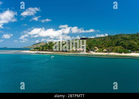 Vista grandangolare dell'isola di yasawa nanuya lailai, Figi. Spiaggia lincea, bungalow una foresta tropicale cielo blu e mare turchese Foto Stock