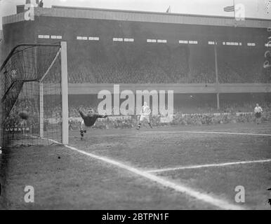 Preston segna nel primo minuto e nella semifinale contro Albion . Preston North End ha segnato nel primo minuto della loro partita semifinale contro West Bromwich Albion all'Highbury Ground di Londra . Poco dopo hanno segnato di nuovo . Spettacoli fotografici , Adams , portiere di West Bromwich Albion che ha fatto un tentativo fallito di salvare il primo gol di Preston , segnato nel primo minuto da Hugh o' Donnell . 10 aprile 1937 Foto Stock