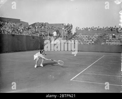 Señorita si prende seduto Señorita Anita Lizana, il campione del Cile ha battuto Miss J. M. Notley 6-2 6-2 nel primo round dei singoli femminili al British Hardcourt Championships di Bournemouth. Foto spettacoli: Señorita Anita Lizana passo a fare un basso ritorno. 27 aprile 1937 Foto Stock