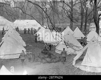 Kensington "Coronation Camp". Le truppe che si allineeranno per le strade durante la processione dell'incoronazione sono ora sistemate nel loro 'campo di coronazione' nei Giardini di Kensington. Spettacoli fotografici, una vista generale del 'campo di coronazione' tra gli alberi dei Giardini di Kensington. 21 aprile 1937 Foto Stock