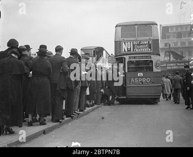 I londinesi tornano in autobus. Migliaia di londinesi impazienti hanno fatto un colpo per gli autobus quando sono riapparsi dopo 27 giorni di sciopero. Spettacoli fotografici, la coda a bordo di un autobus al London Bridge. 28 maggio 1937 Foto Stock