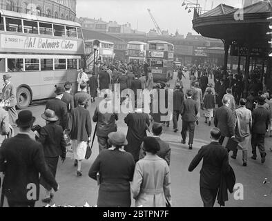 I londinesi tornano in autobus. Migliaia di londinesi impazienti hanno fatto un colpo per gli autobus quando sono riapparsi dopo lo sciopero di 27 giorni. Spettacoli fotografici, passeggeri che si scaldano agli autobus del London Bridge. 28 maggio 1937 Foto Stock