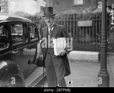 L’onorevole Ramsay MacDonald si dimette. Ramsay MacDonald è tornato negli uffici del Consiglio privato di Downing Street dopo aver consegnato le dimissioni da presidente del Consiglio del Signore al re di Buckingham Palace. Foto: Ramsay MacDonald che ritorna agli uffici del Consiglio privato dopo il suo pubblico del Re. 27 maggio 1937 Foto Stock