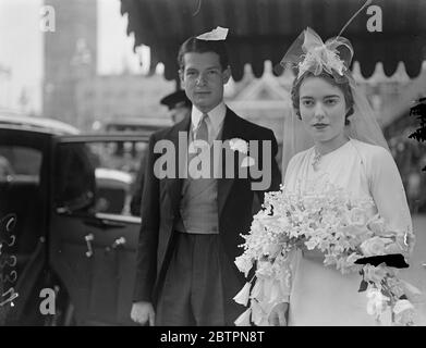 Headdress in miniatura. Il matrimonio di Antonio Norman e di Anna Watson-Hughes si è svolto presso la chiesa di St Margaret, a Westminster. Foto: La sposa, indossava un piccolo nido di saluto, lasciando con lo sposo dopo la cerimonia. 9 giugno 1937 Foto Stock