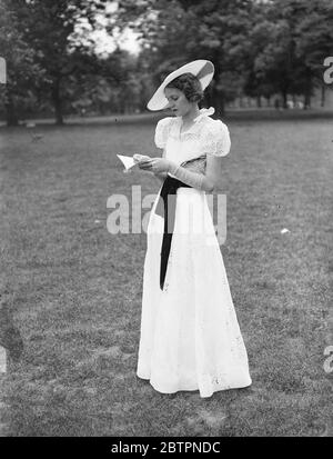 Nuova moda per Ascot. Una delle graziose mode disegnate da Ulick Philippe di Londra per ascot, che apre la prossima settimana. L'abito è di bianco ampio broderie Anglais senza gioco drappeggiato con un rosso di velluto sash. Il cappello largo e largo è rifinito con velluto rosso per abbinarsi. 8 giugno 1937 Foto Stock