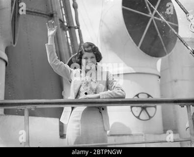 Paddy Naismith arriva a casa. La MSIs Paddy Naismith, nota donna aerea e pilota automobilistico, è arrivata a Southampton sul liner Aquitania al suo ritorno più in alto dall'America. Spettacoli fotografici, Miss Paddy Naismith al suo arrivo a Southampton. 22 giugno 1937 Foto Stock