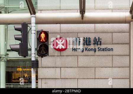 Hong Kong / Cina - 23 luglio 2015: Stazione di Hong Kong del sistema metropolitano MTR di Hong Kong, sotto il Centro finanziario Internazionale Foto Stock