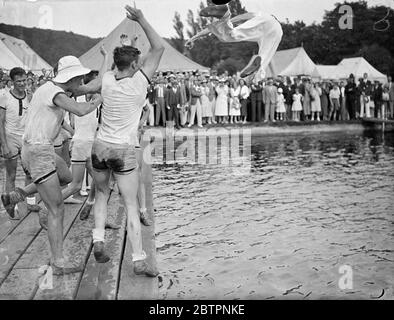 Cox fa un tuffo. La vittoriosa squadra americana segue l'abitudine dopo la vittoria di Henley. Ulteriori e non inelette finali per il gruppo di vincitrici hanno scalato la vittoria della Tabor Academy (USA) sull'equipaggio londinese del club 'B' nella finale della Thames Challenge Cup, a Henley. Il Cox, F H Butts è stato gettato nel fiume dal suo equipaggio. Foto, le Cox F H Butts che sono gettate nel fiume dal Tabor Academy Crew dopo che avevano mantenuto la Thames Challenge Cup a Henley 3 luglio 1937 Foto Stock