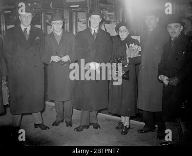 Donna va con i delegati commerciali britannici in America. Otto. Esperti finanziari, banchieri ed economisti londinesi e una donna, la sig.ra Hilda Lupton, MBE, ha lasciato la stazione di Waterloo sul treno 'Queen Mary' per l'America. Gli esperti hanno formato la delegazione del Consiglio del Commercio che partiva per i colloqui del Patto commerciale anglo-americano a Washington. La sig.na Lupton è segretaria della delegazione. Spettacoli fotografici, i delegati si imbarcarono a Waterloo. 16 febbraio 1938 Foto Stock