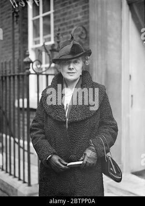 La onorevole Chamberlain lascia il n. 10. Le persone che hanno fatto il tifo per la signora Chamberlain, moglie del Premier, quando ha lasciato in auto il n. 10 Downing Street dopo che suo marito ha volato per la "conferenza di pace" a Monaco. Le mostre fotografiche, signora Chamberlain, lasciano il n. 10 dopo la partenza del Premier. 29 settembre 1938 Foto Stock