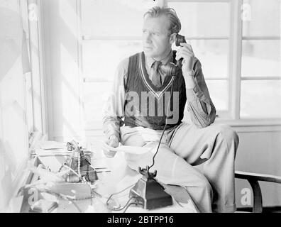 Geoffrey de Havilland Serie speciale di Geoffrey de Havilland durante il volo di prova del prototipo DH.91 Albatross, G-AEVV, su Hatfield, settembre 1938 Foto Stock