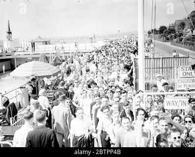 Il mare era affollato?. Una vista della grande coda in attesa di entrare nella piscina a Southend, Essex, in Bank Holiday. La località balneare più amata di Londra ha avuto una folla record per una vacanza. 1 agosto 1938 Foto Stock