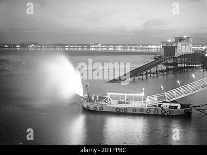 Spettacolo di luce di Southend. Un pontile 'sul fuoco' a Southend Pierhead come parte delle spettacolari illuminazioni di Southend, che sono ora in funzione. Dietro il pontile si vede lo scivolo del bagnino e in lontananza le luci scintillanti del lungomare 1 agosto 1938 Foto Stock