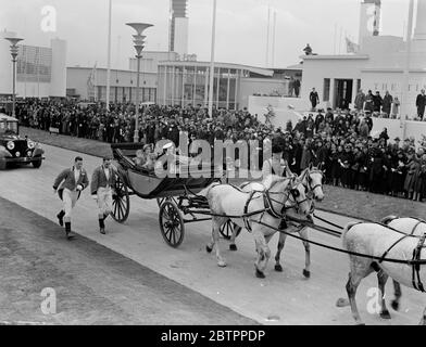 King and Queen apre la mostra Glasgow Empire. Il Re, accompagnato dalla Regina, ha aperto la mostra 10,000,000 Â£Empire a Bellahouton Park, Glasgow. Spettacoli fotografici, il Re e la Regina che arrivano alla mostra in carrozza aperta. 3 maggio 1938 Foto Stock