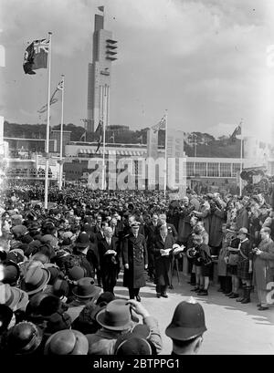 King and Queen apre la mostra Glasgow Empire. Il Re, accompagnato dalla Regina, ha aperto la mostra 10,000,000 Â£Empire a Bellahouton Park, Glasgow. Foto mostra, il Re seguito da una folla enorme mentre ha camminato intorno alla mostra. 3 maggio 1938 Foto Stock