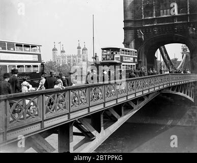 Autobus a due piani che attraversano il Tower Bridge. 1933 Foto Stock