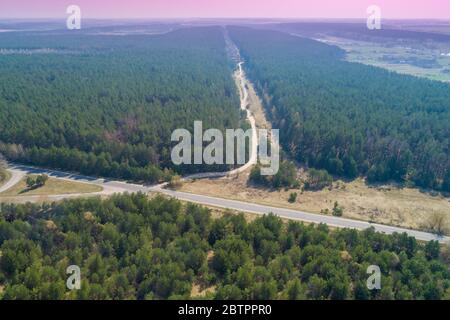 Paesaggio rurale. Vista aerea. Vista sull'autostrada e sulla pineta in estate Foto Stock