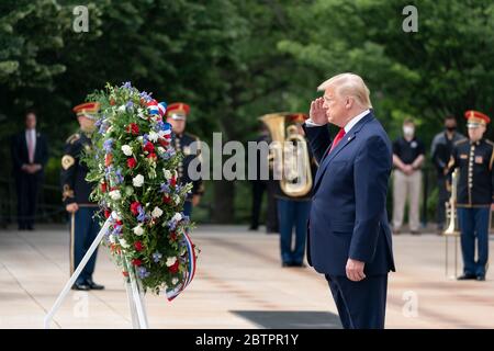 Il presidente degli Stati Uniti Donald Trump, saluta durante la cerimonia presidenziale di deposizione delle corona in osservanza del Memorial Day al cimitero nazionale di Arlington il 25 maggio 2020 ad Arlington, Virginia. Foto Stock