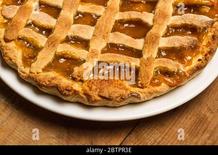 Una torta di patate dolci su un piatto bianco su un tavolo di legno in una vista direttamente sopra Foto Stock