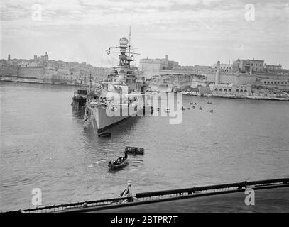 La nave da guerra più grande del mondo a Malta. HMS Hood, la più grande nave da guerra del mondo ancora nel porto di Valletta, capitale di Malta, dove le navi della Marina britannica massacrarono prima di partire per gli esercizi combinati della flotta Home e Mediterranea, trasferiti nell'Atlantico meridionale, a causa del pericolo nelle acque spagnole. Dietro 'Hood' si trova la città di la Valletta, che contiene molte reliquie dell'occupazione degli antichi Cavalieri di Malta. Questa foto è stata presa da 'HMS coraggioso' mentre la portaerei stava entrando nel porto. 5 marzo 1937 Foto Stock