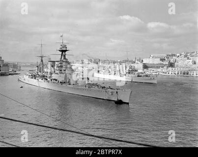 La nave da guerra più grande del mondo a Malta. HMS Hood, la più grande nave da guerra del mondo ancora nel porto di Valletta, capitale di Malta, dove le navi della Marina britannica massacrarono prima di partire per gli esercizi combinati della flotta Home e Mediterranea, trasferiti nell'Atlantico meridionale, a causa del pericolo nelle acque spagnole. Dietro 'Hood' si trova la città di la Valletta, che contiene molte reliquie dell'occupazione degli antichi Cavalieri di Malta. Questa foto è stata presa da 'HMS coraggioso' mentre la portaerei stava entrando nel porto. 5 marzo 1937 Foto Stock