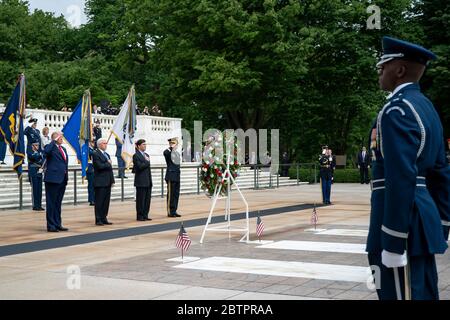 Il presidente degli Stati Uniti Donald Trump saluta durante la cerimonia di deposizione delle corona presidenziali in osservanza del Memorial Day al cimitero nazionale di Arlington il 25 maggio 2020 ad Arlington, Virginia. In piedi con il presidente da sinistra a destra sono: Vice Presidente Mike Pence, Segretario della Difesa Mark Esper, Army Gen. Omar Jones degli Stati Uniti. Foto Stock