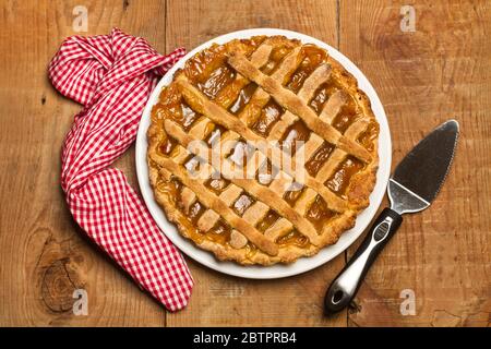 Una torta di patate dolci su un piatto bianco su un tavolo di legno in una vista direttamente sopra Foto Stock