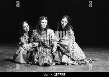 l-r: Miranda Foster (Charmian), Judi Dench (Cleopatra), Helen Fitzgerald (Iras) ad ANTONY E CLEOPATRA di Shakespeare al Teatro Olivier, Teatro Nazionale (NT), Londra 09/04/1987 Set design: Alison Chitty illuminazione: Stephen Wentworth regista: Peter Hall Foto Stock