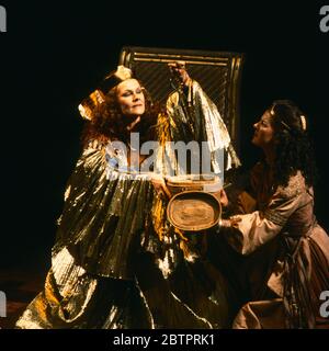 l-r: Judi Dench (Cleopatra - holding the asp), Miranda Foster (Charmian) a ANTONY E CLEOPATRA di Shakespeare al Teatro Olivier, Teatro Nazionale (NT), Londra 09/04/1987 Set design: Alison Chitty illuminazione: Stephen Wentworth regista: Peter Hall Foto Stock