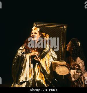 l-r: Judi Dench (Cleopatra - holding the asp), Miranda Foster (Charmian) a ANTONY E CLEOPATRA di Shakespeare al Teatro Olivier, Teatro Nazionale (NT), Londra 09/04/1987 Set design: Alison Chitty illuminazione: Stephen Wentworth regista: Peter Hall Foto Stock