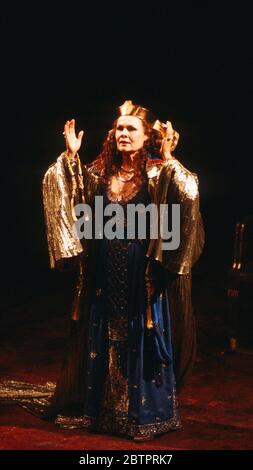 Judi Dench (Cleopatra) in ANTONY E CLEOPATRA di Shakespeare al Teatro Olivier, Teatro Nazionale (NT), Londra 09/04/1987 Set design: Alison Chitty illuminazione: Stephen Wentworth regista: Peter Hall Foto Stock