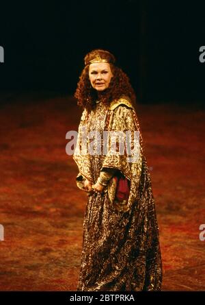 Judi Dench (Cleopatra) in ANTONY E CLEOPATRA di Shakespeare al Teatro Olivier, Teatro Nazionale (NT), Londra 09/04/1987 Set design: Alison Chitty illuminazione: Stephen Wentworth regista: Peter Hall Foto Stock