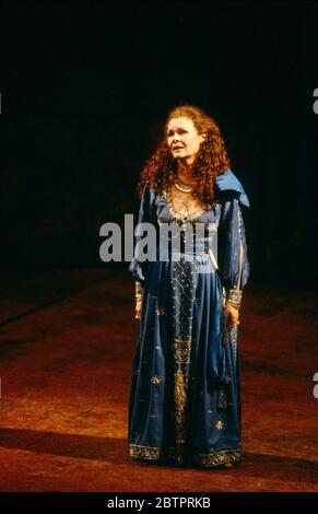 Judi Dench (Cleopatra) in ANTONY E CLEOPATRA di Shakespeare al Teatro Olivier, Teatro Nazionale (NT), Londra 09/04/1987 Set design: Alison Chitty illuminazione: Stephen Wentworth regista: Peter Hall Foto Stock