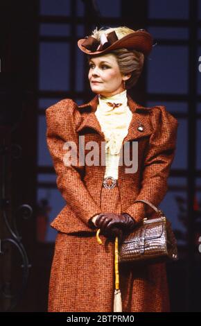 Judi Dench (Lady Bracknell) nell'IMPORTANZA DI ESSERE SINCERO di Oscar Wilde al Lyttelton Theatre, National Theatre (NT), Londra 16/09/1982 design: John Bury regista: Peter Hall Foto Stock