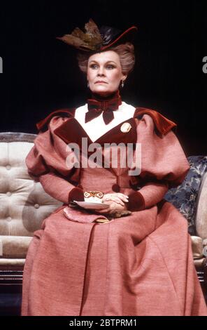 Judi Dench (Lady Bracknell) nell'IMPORTANZA DI ESSERE SINCERO di Oscar Wilde al Lyttelton Theatre, National Theatre (NT), Londra 16/09/1982 design: John Bury regista: Peter Hall Foto Stock