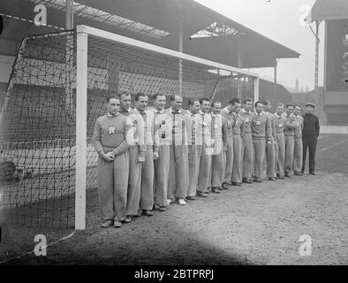 I calciatori cechi si allenano a Tottenham. La squadra cecoslovacca che incontrerà l'Inghilterra nella prima partita internazionale tra i due paesi giocata in Gran Bretagna, domani (mercoledì), praticata nel campo di Tottenham Hotspur a White Hart Lane, dove si svolgerà la partita. Spettacoli fotografici, giocatori cechi si allineano per una foto di squadra. Ordine sconosciuto, Antonin pUC, Karel Kolsky, Antonin Vodicka, Oldrich Nejedly, Jan Riha, Jaroslav Boucek, Frantisek Planicka (capitano), Frantisek Kloz, Josef Zeman, Josef Kostalek, Ferdinand Daucik e il direttore Tesar. 30 novembre 1937 Foto Stock