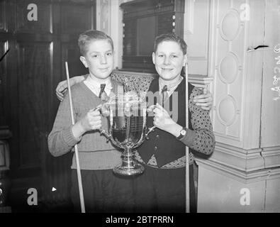 Ragazzo finalista in campionati di biliardo. Scozia e Inghilterra. James Hamilton, del Lanarkshire, di 14 anni, e Thomas Welch, anch'esso 14, di Durham, sono i finalisti dei Boys Amateur Billiards Championships a Burroughes Hall, Soho, Londra. Ma gli spettacoli, James Hamilton (a sinistra) e Thomas Welch con la coppa del campionato a Burroughes Hall. 31 dicembre 1937 Foto Stock