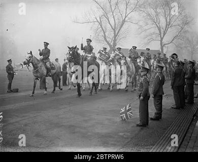 Non essere rattacati!. Scots Grays allenano i cavalli per lo spettacolo del Signore Sindaco. Il Royal Scots Grey, famoso reggimento di cavalleria, che Hore Belisha ha annunciato, per tenere i loro cavalli nonostante la meccanizzazione dell'esercito, stanno preparando i tumuli a Hounslow Barracks per lo spettacolo del Sindaco del Signore. Le truppe hanno fatto sventolare bandiere e tini per simulare le condizioni in cui i cavalli saranno sottoposti nel giorno dello spettacolo di Lord Mayor. Spettacoli fotografici, flagwavers al lavoro su Laidburn, il famoso cavallo di tamburo. 3 novembre 1937 Foto Stock