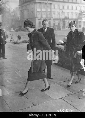 La moda invernale della Duchessa di Kent. La Duchessa del Kent, indossando un cappotto in pelliccia e un cappello di turbante per abbinare, quando è tornata a 3 Piazza Belgrave. 10 novembre 1937 Foto Stock