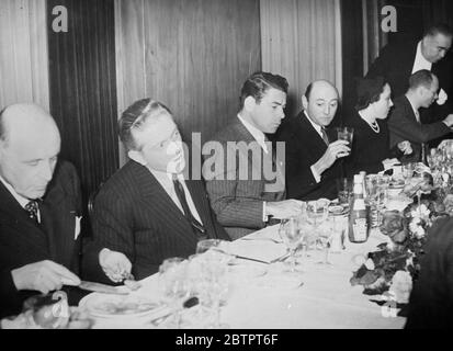 Paul Muni a Parigi - venire in Inghilterra per incontrare l' inglese ordinario. Paul Muni, l'attore cinematografico americano, noto per le sue esibizioni in 'The Life of Emile Zolal' e 'The Good Earth', è stato intrattenuto a pranzo a Parigi da figure di spicco dell'industria cinematografica francese prima di partire per un tour del Continente. Visiterà l'Inghilterra tra circa due mesi. Dice che vuole incontrare la gente inglese comune, sapere che cosa stanno pensando e godere della vita inglese. "Sono stato sovraccarichi e voglio dimenticare i film", dichiara. Spettacoli fotografici, Paul Muni (secondo da destra) a. Foto Stock