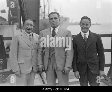 Arrivano tre campioni sportivi. Tre campioni, Melbourne Inman (biliardo), Horace Lindrum (snooker) e George Bencheff (campione australiano di lottatori), sono arrivati insieme a Southampton, sul Bremen, dall'America. Inman e Lindrum, fratello di Walter Lindrum, hanno appena completato un tour mondiale di sei mesi. Spettacoli fotografici, Horace Lindrum, Melbourne Inman (a sinistra) e George Bencheff (centro) all'arrivo a Southampton. 14 ottobre 1937 Foto Stock