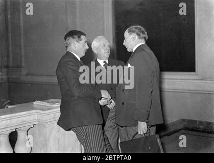 Conferenza di potenza Gran Bretagna-America-Francia-a nove. Anthony Eden, ministro degli Affari esteri britannico, Norman Davis, ambasciatore Roosevelt a Large (centro) e M Yvon Delhos, ministro degli Affari esteri francese, forma e 'alleanza? Nel corso di una pausa della conferenza di nove forze sulla guerra giapponese nel Sino, al Palais des Academies di Bruxelles. 4 novembre 1937 Foto Stock