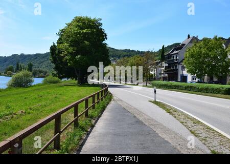 Waterfront Road in Hatzenport an der Mosel Foto Stock