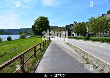 Waterfront Road in Hatzenport an der Mosel Foto Stock