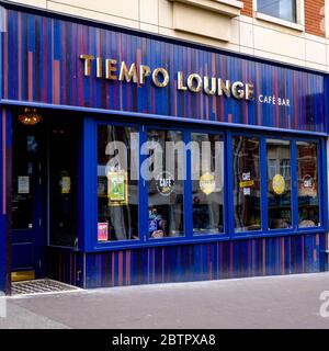 Tempo Lounge, parte del gruppo di lettini, a Sutton South London, Regno Unito Foto Stock