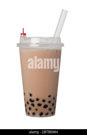 Il tè al latte con le perle in tazza di plastica isolata su sfondo bianco Foto Stock