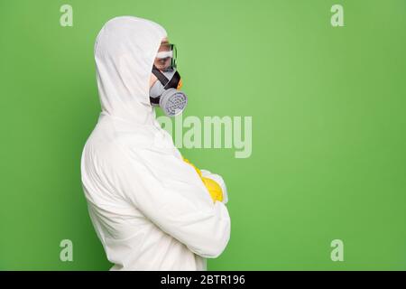 Primo piano profilo vista laterale ritratto del suo bel contenuto disinfettante professionale che indossa maschera anti sars n-COV-2 covid19 difesa braccia ripiegate Foto Stock